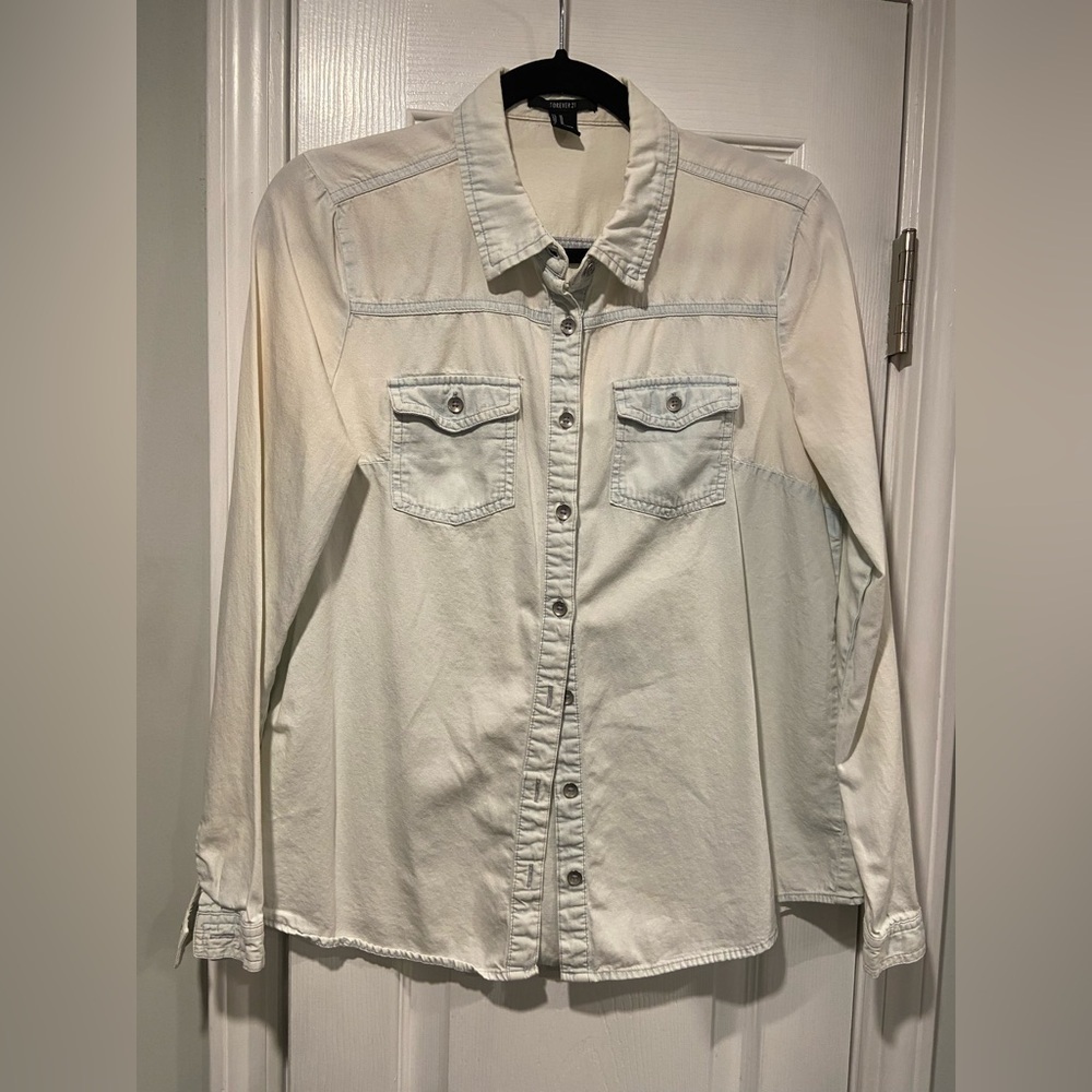 Forever 21 Size M Light Wash Denim Lightweight Button Down Jean Shirt Pockets